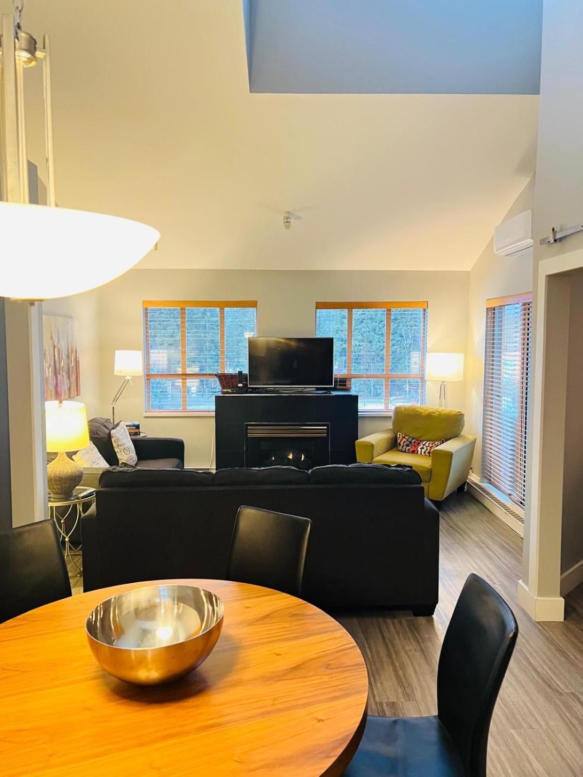 Tyndalstone Lodge 3 Bedroom In The Heart Of Village North Whistler Exterior foto