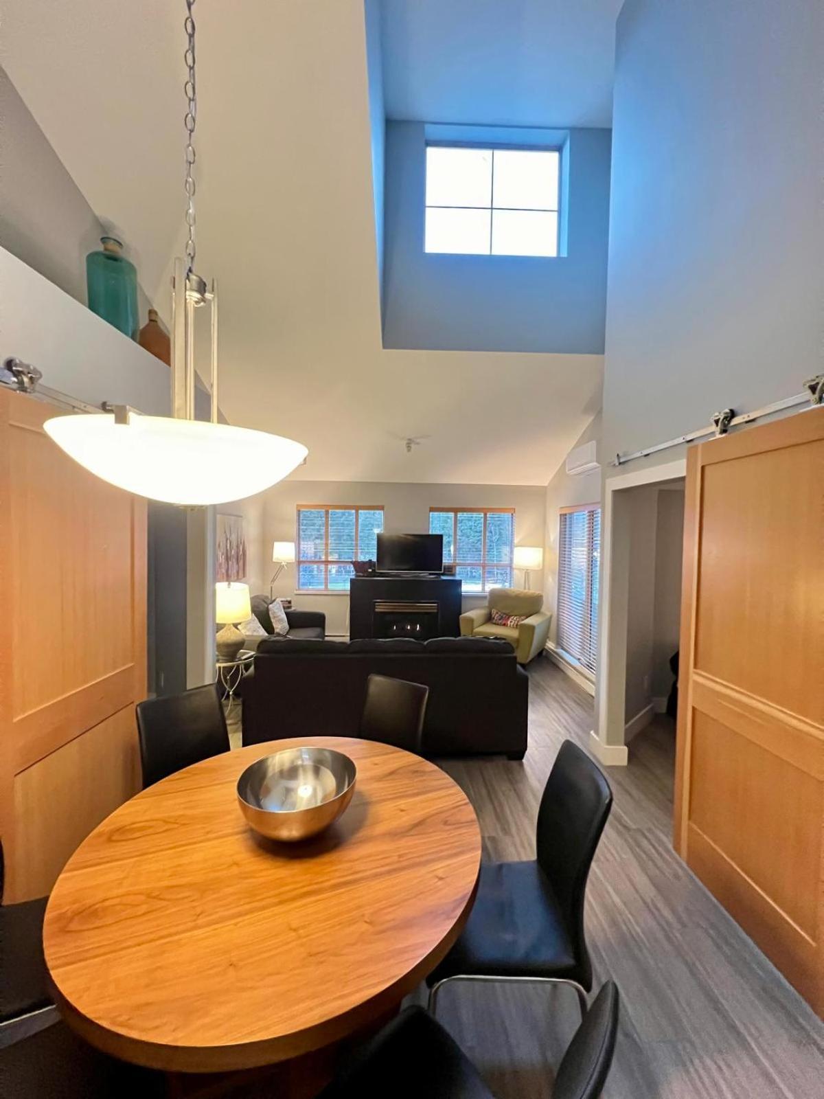 Tyndalstone Lodge 3 Bedroom In The Heart Of Village North Whistler Exterior foto