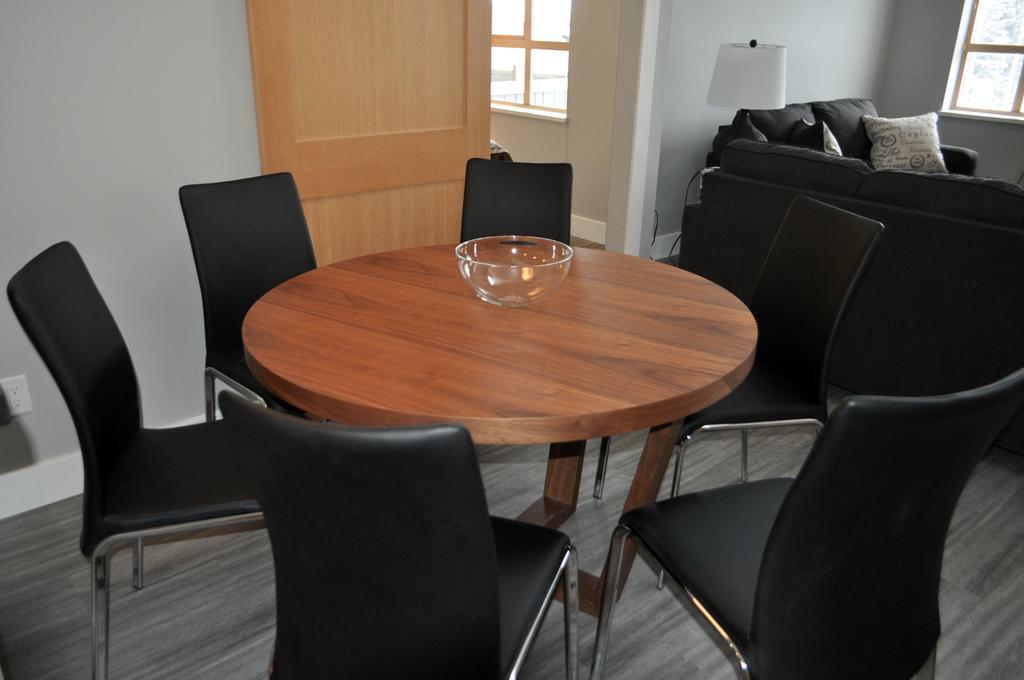 Tyndalstone Lodge 3 Bedroom In The Heart Of Village North Whistler Exterior foto