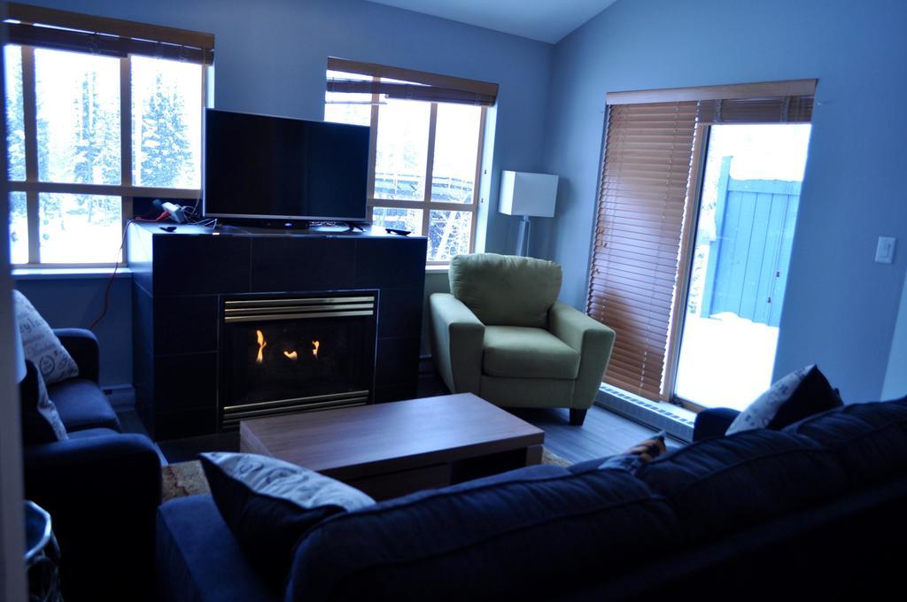 Tyndalstone Lodge 3 Bedroom In The Heart Of Village North Whistler Exterior foto