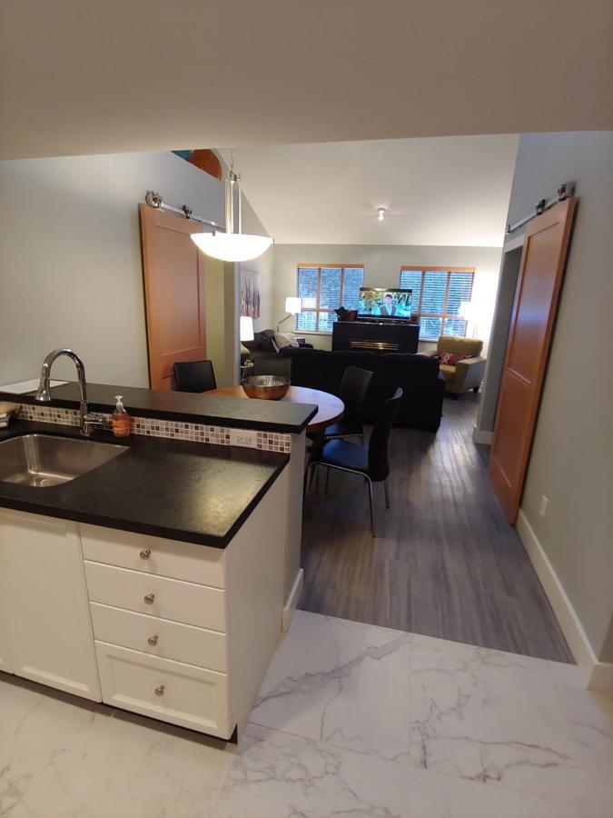 Tyndalstone Lodge 3 Bedroom In The Heart Of Village North Whistler Exterior foto